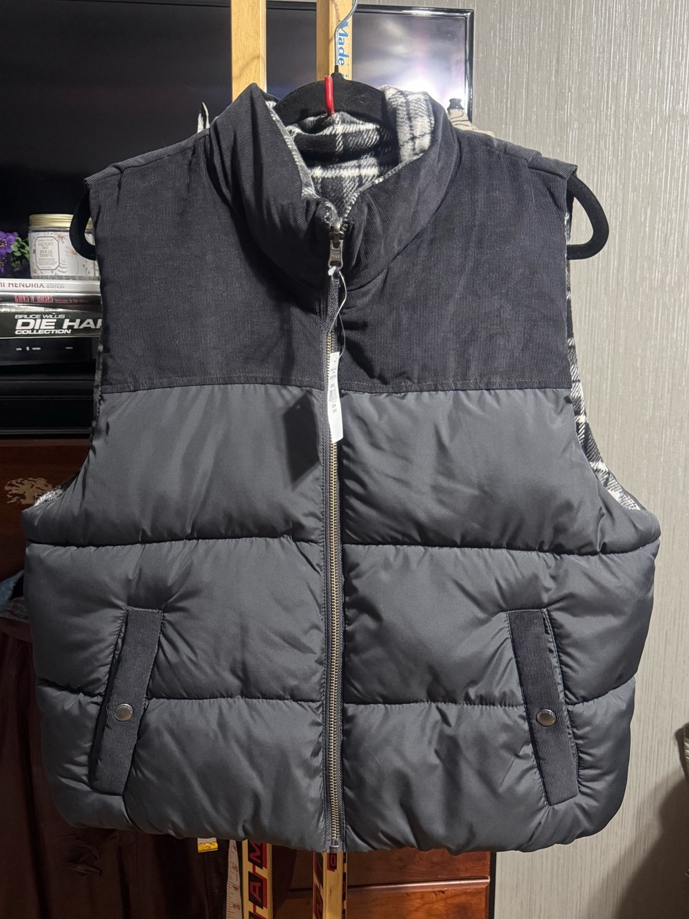 NWT American Eagle Reversible Puffer Vest Black Corduroy Plaid Size M
